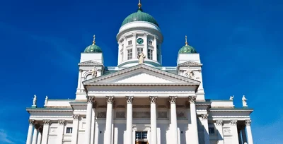 Sieh dir die Sehenswürdigkeiten Helsinkis auf einer 5-stündigen geführten Tour an und bestaune Attraktionen wie das Sibelius-Denkmal und den Esplanade-Park. Nimm die Fähre nach Suomenlinna und erkunde die Inseln der Seefestung zu Fuß.