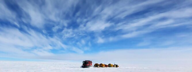 Trip Finnland beliebtes Urlaubsziel – Antarktis - Null Bewohner, Millionen Pinguine und feste Dimensionen. Am südlichen Ende der Erde, wo die Sonne nur zwischen Frühjahr und Herbst über dem Horizont aufgeht, liegt der 7. Kontinent, die Antarktis. Riesig, bis auf ein paar Forscher unbewohnt und ohne offiziellen Besitzer. Eine Welt, die überrascht, bevor Sie sie sehen. Deshalb ist ein Besuch definitiv etwas für die Schatzkiste der Erinnerung und allein die Ausmaße dieser Destination sind eine Sache für sich. Du trittst aus deinem gemütlichen Hotelzimmer und es begrüßt dich die warme italienische Sonne. Du blickst auf den atemberaubenden Gardasee, der in zahlreichen Blautönen schimmert - von tiefem Dunkelblau bis zu funkelndem Türkis. Majestätische Berge umgeben dich, während die Brise sanft deine Haut streichelt und der Duft von blühenden Zitronenbäumen deine Nase kitzelt. Du schlenderst die malerischen, engen Gassen entlang, vorbei an farbenfrohen, blumengeschmückten Häusern. Vereinzelt unterbricht das fröhliche Lachen der Einheimischen die friedvolle Stille. Du fühlst dich wie in einem Traum, der nicht enden will. Jeder Schritt führt dich zu neuen Entdeckungen und Abenteuern. Du probierst die köstliche italienische Küche mit ihren frischen Zutaten und verführerischen Aromen. Die Sonne geht langsam unter und taucht den Himmel in ein leuchtendes Orange-rot - ein spektakulärer Anblick.