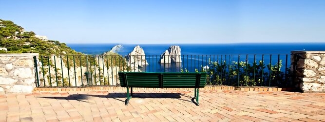 Trip Finnland Feriendestination - Capri ist eine blühende Insel mit weißen Gebäuden, die einen schönen Kontrast zum tiefen Blau des Meeres bilden. Die durchschnittlichen Frühlings- und Herbsttemperaturen liegen bei etwa 14°-16°C, die besten Reisemonate sind April, Mai, Juni, September und Oktober. Auch in den Wintermonaten sorgt das milde Klima für Wohlbefinden und eine üppige Vegetation. Die beliebtesten Orte für Capri Ferien, locken mit besten Angebote für Hotels und Ferienunterkünfte mit Werbeaktionen, Rabatten, Sonderangebote für Capri Urlaub buchen.