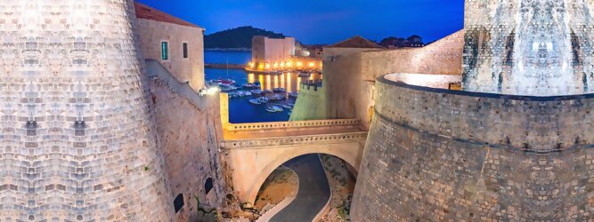 Trip Finnland Stadt Urlaub - Dubrovnik - Einen Wahnsinns Panoramablick hat man von Dubrovniks Hausberg Srd. Empor geht’s ganz easy und entspannt, minutenschnell mit der Luftseilbahn. Für begeisterte GOT-Fans empfiehlt sich die speziell geführte Game-of-Thrones-Tour zu den bekanntesten Drehorten und Schauplätzen der erfolgreichen Kultserie, der Eiserne Thron ist auf der kleinen idyllischen Insel Lokrum zu bestaunen. Die beliebtesten Orte für Dubrovnik Ferien, locken mit besten Angebote für Hotels und Ferienunterkünfte mit Werbeaktionen, Rabatten, Sonderangebote für Dubrovnik Urlaub buchen. Reisedaten eingeben und Hotel Flug Mietwagen Attraktionen Taxis für eine Dubrovnik Reise flexibel buchen. Sollten sich die Pläne ändern, sind viele der Unterkünfte und Zimmer in Dubrovnik kostenfrei stornierbar.