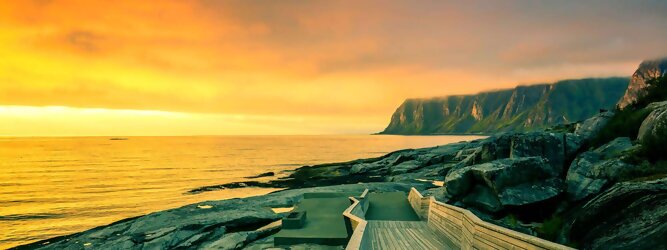 Trip Finnland Feriendestination Norwegen – Schwindelfrei auf Preikestolen – die spektakuläre Felskanzel erhebt sich als steile Plateauklippe über dem Lysefjord. Die Aussicht über den Fjord ist atemberaubend, schwindelfrei sein ist Voraussetzung. Es lohnt sich auf jeden Fall, schon mitten in der Nacht aufzustehen, um den magischen Moment des überwältigend schönen Sonnenaufgangs mitzuerleben, grandios wie sich die ersten Sonnenstrahlen in den steilen Felswänden verfangen und die Bergmauern zum Leuchten bringen. Dieser Augenblick inspiriert zur Demut und Dankbarkeit. Die beliebtesten Orte für Ferien in Norwegen, locken mit besten Angebote für Hotels und Ferienunterkünfte mit Werbeaktionen, Rabatten, Sonderangebote für Norwegen Urlaub buchen.