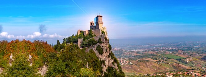 Trip Finnland Urlaubsdestination - San Marino – Hol ihn dir – den heißbegehrten Einreise-Stempel von San Marino. Nimm deinen Reisepass, besuche die örtliche Tourismusbehörde, hier wird die kleine Trophäe in dein Reisedokument gestempelt, es sieht gut aus und ist eine supertolle Urlaubserinnerung. Dieses neue Trendy-Reiselust-Souvenir passt ausgezeichnet zu den anderen außergewöhnlichen Stempeln deiner vergangenen Reisen. San Marino ist ein sehr interessanter Zwergstaat, eine Enklave, vollständig von Italien umgeben, eine der ältesten bestehenden Republiken und eines der reichsten Länder der Welt. Die beliebtesten Orte für Ferien in San Marino, locken mit besten Angebote für Hotels und Ferienunterkünfte mit Werbeaktionen, Rabatten, Sonderangebote für San Marino Urlaub buchen.