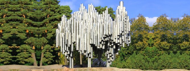Trip Finnland - Das Denkmal ist eine Skulptur der finnischen Künstlerin Eila Hiltunen mit dem Titel Passio Musicae und wurde am 7. September 1967 enthüllt. Die Skulptur gewann einen Wettbewerb, der von der Sibelius-Gesellschaft nach dem Tod des Komponisten 1957 organisiert wurde. Der Wettbewerb dauerte zwei Runden, wonach ein erster Gewinner feststand fallen gelassen. Es löste ursprünglich eine hitzige Debatte über die Vorzüge und Nachteile der abstrakten Kunst aus, und obwohl das Design stilisierten Orgelpfeifen ähnelte, war bekannt, dass der Komponist wenig Orgelmusik geschaffen hatte. Hiltunen wandte sich an seine Kritiker, indem er das Gesicht von Sibelius neben der Hauptskulptur hinzufügte. Es besteht aus einer Reihe von über 600 hohlen Stahlrohren, die wellenförmig zusammengeschweißt sind. Das Denkmal wiegt 24 Tonnen.Wie eine überdimensionale Orgelpfeife steht das Denkmal imposant in der Landschaft. Der Park selbst ist ein Magnet für viele Ruhesuchende und Naturliebhaber. Es hat eine öffentliche Toilette und viele Bänke. Die Schönheit des Komplexes ist beeindruckend. Ein Café in unmittelbarer Nähe des Wassers bietet den Besuchern einen angenehmen Ort zum Verweilen bei Kaffee und Kuchen. Viele Leckereien wie Zimtschnecken und Blaubeerkuchen sind beliebte Gerichte. Die Atmosphäre so nah am Meer strahlt eine besondere Ruhe und Schönheit aus.